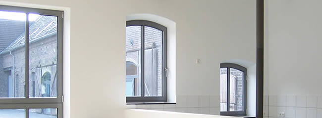 Wohn- und Essbereich mit Blick in den Hof